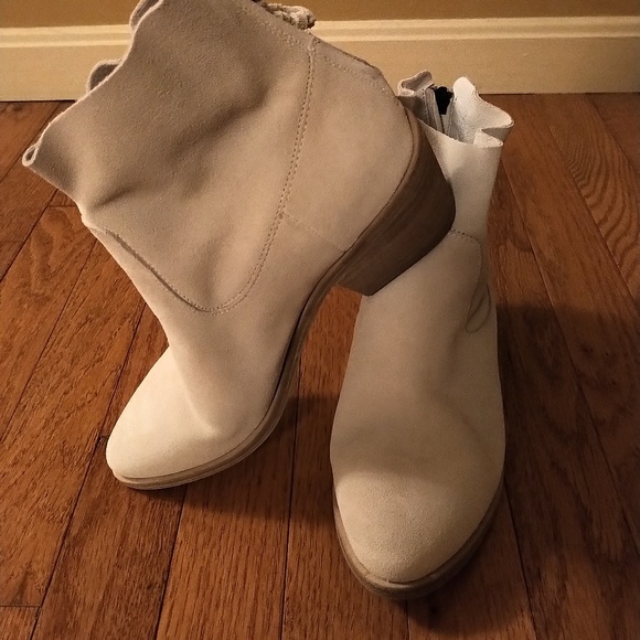 *SOLD* Joie Adria Slouchy Latte Booties Sz 6.5 - Picture 3 of 7